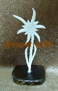 obiect artizanal din os - floare de colt